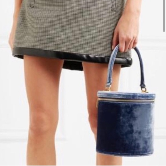 STAUD ‘vitti’ velvet bucket bag in navy blue - Picture 7 of 16